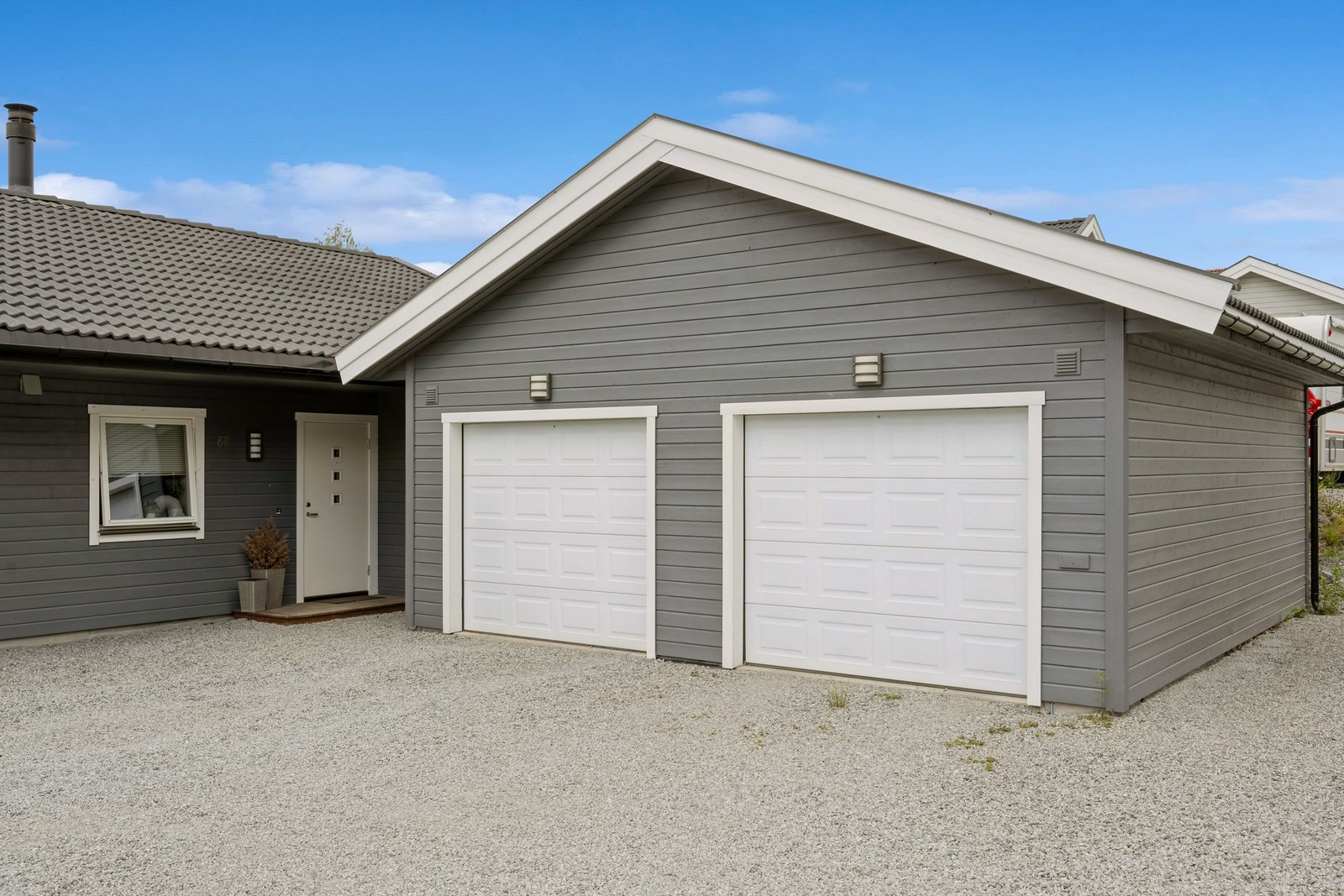 Dobbelgarasje delt med nabo. Én romslig garasjeplass til hver boenhet. Galleribilde