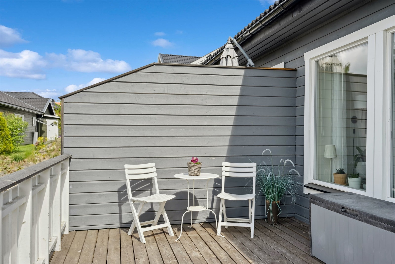 Terrasse mot vest er skjermet i sin helhet mot naboen med en tett levegg. Galleribilde