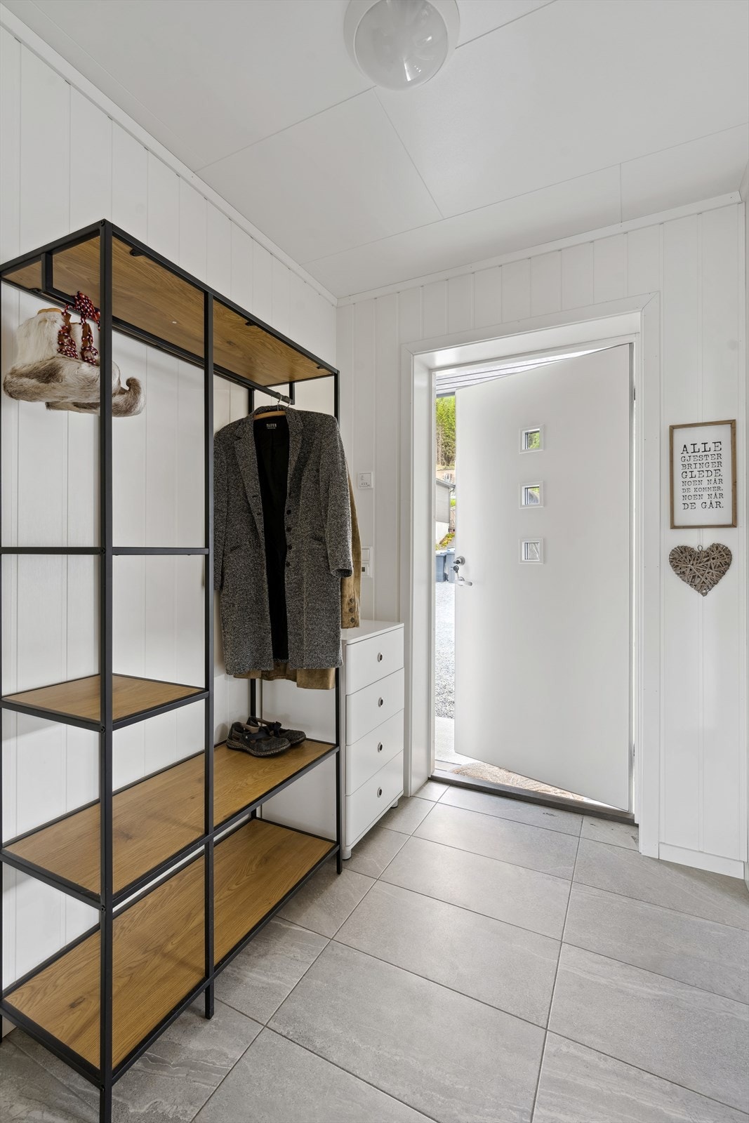 Romslig flislagt entré med varmekabler i gulvet. Galleribilde