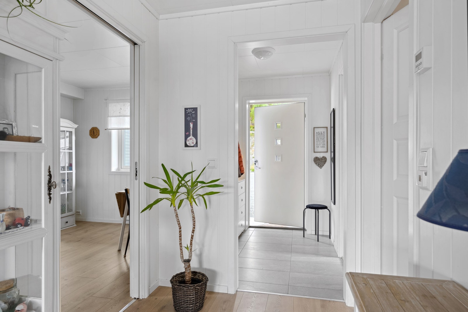 Fra entréen har du videre adkomst til resten av boligens rom, med kjøkken på høyre hånd, og bad på venstre hånd. Galleribilde