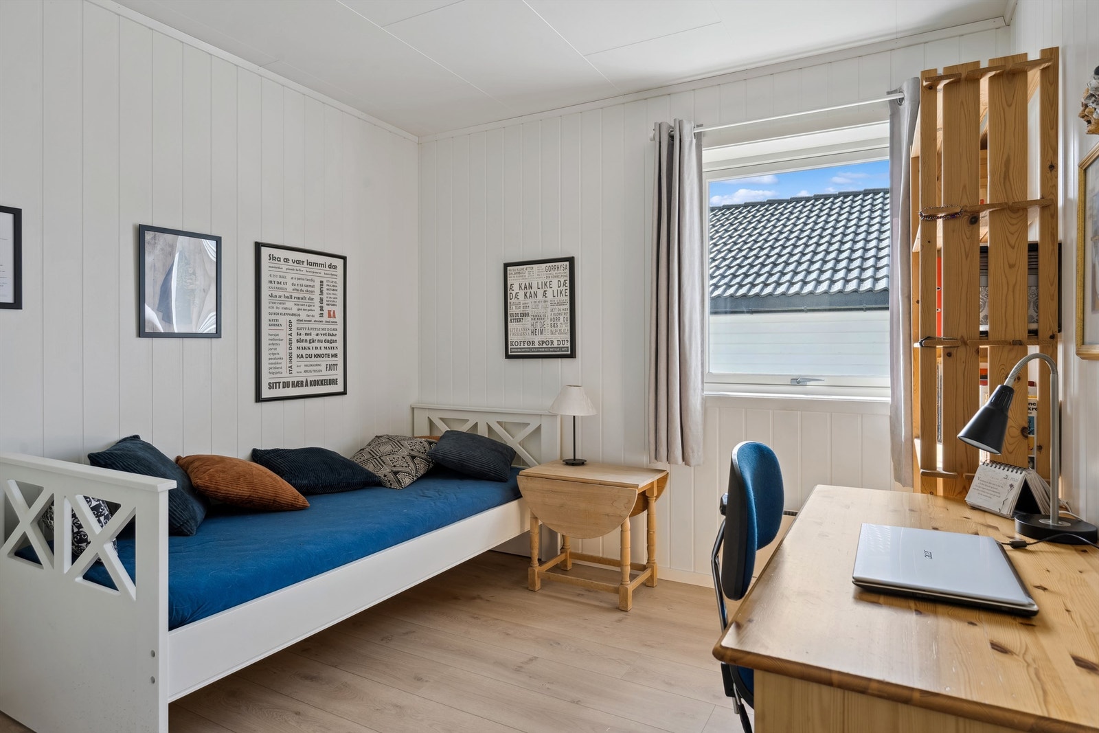 Soverom nr. 2 er også romslig, og dette kan benyttes som gjesterom, barnerom eller kontor etter eget ønske. Galleribilde