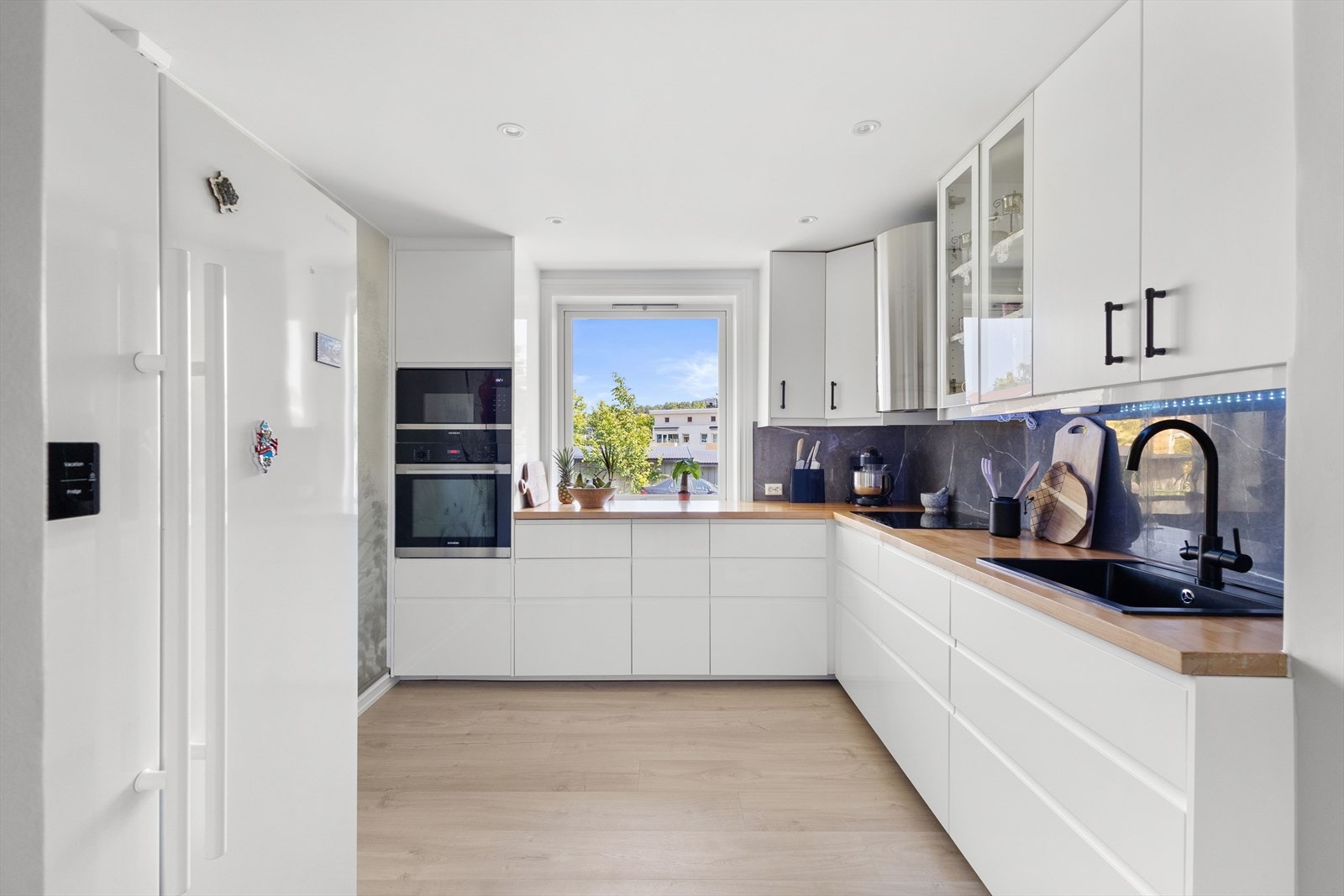 Kjøkkenet er separat og har en smart og praktisk utforming som gir godt med både skap- og benkeplass Galleribilde