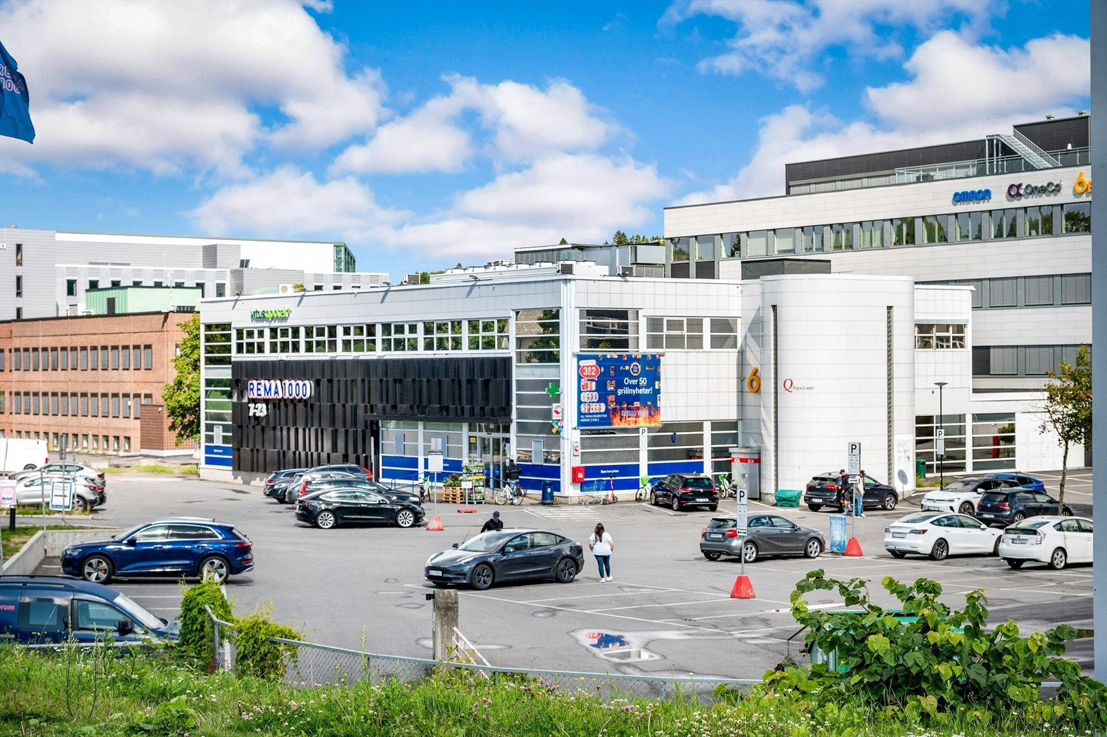 Joker og Rema 1000 ligger i kort gåavstand fra leiligheten. Større kjøpesenter finner du på Alnabru med et bredt utvalg av alle typer butikker. Galleribilde