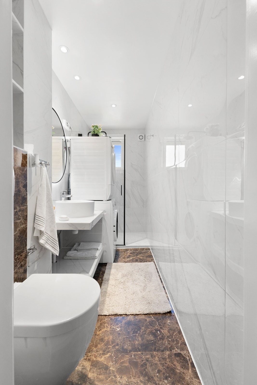 Lyst bad med opplegg for vaskemaskin Galleribilde