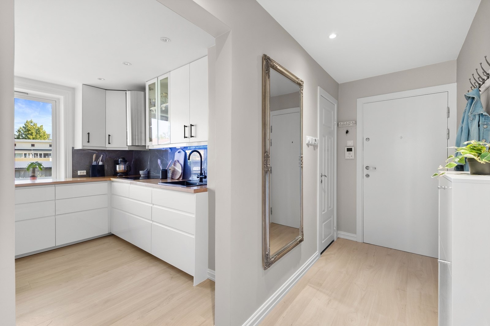 Leiligheten har en gjennomgående planløsning med gode lysforhold og romslige rom Galleribilde