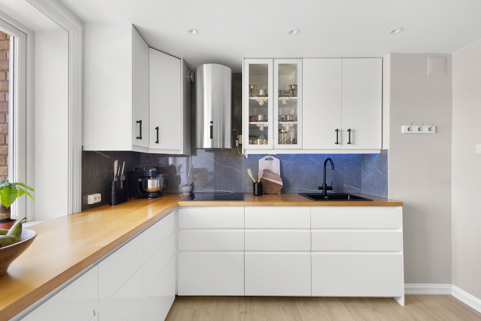 Kjøkkenet er utstyrt med integrerte hvitevarer som induksjonstopp, stekeovn, mikrobølgeovn og oppvaskmaskin. Det er plass til frittstående kjøle- og fryseskap. Galleribilde