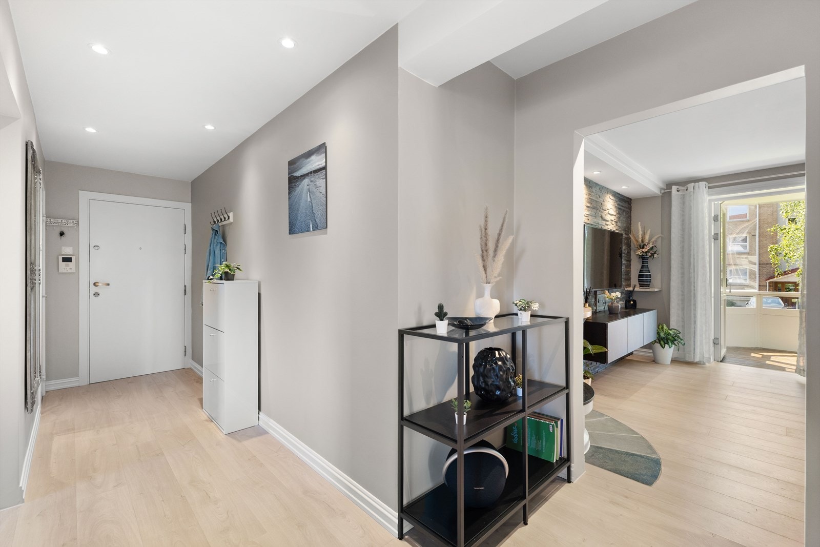 Vel inne i leiligheten ankommer du en lys og trivelig entré med god plass til å henge fra seg yttertøy og sko Galleribilde
