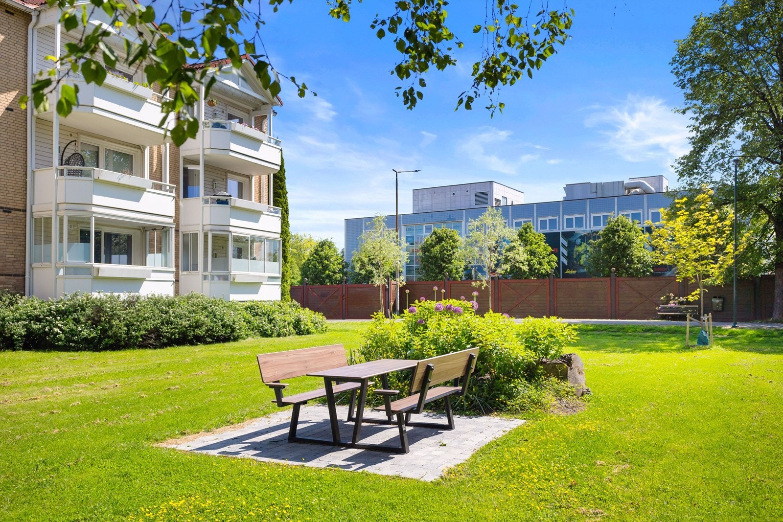 Pen bakgård med sitteplasser og grøntarealer Galleribilde