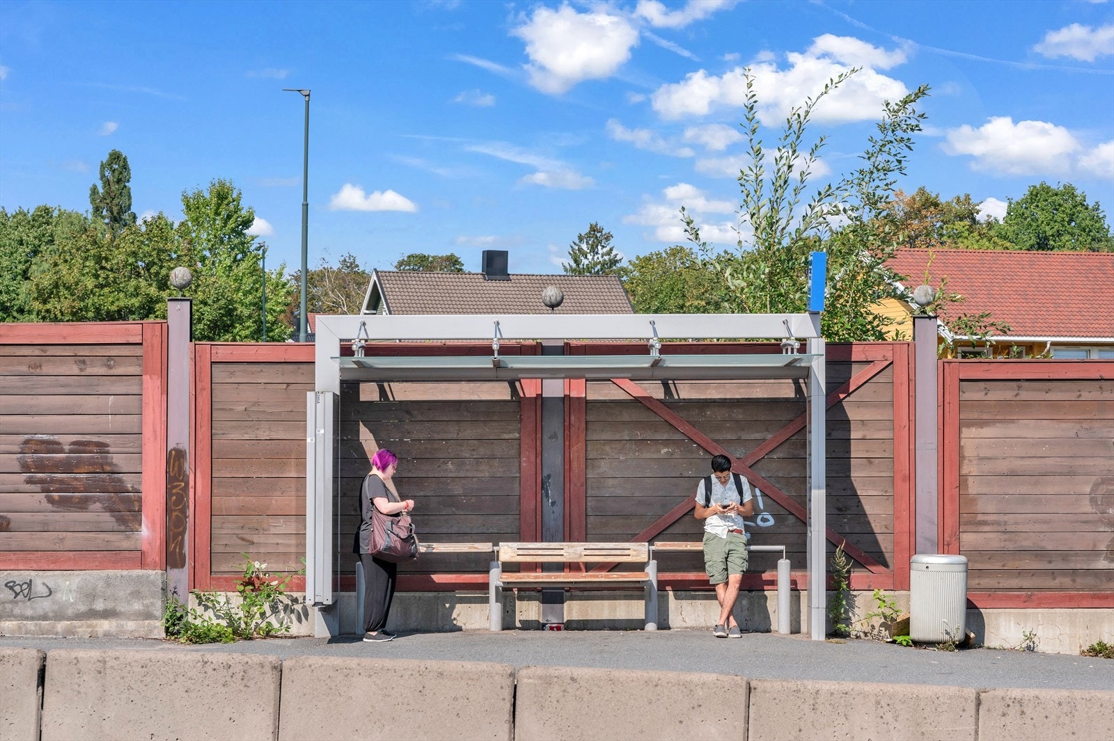 Gangavstand til T-bane (Helsfyr, Brynseng eller Hellerud) med ca. 10 min reisetid til sentrum, i tillegg til togavganger fra Bryn stasjon. Ca. 7 min. med bil til sentrum. Galleribilde