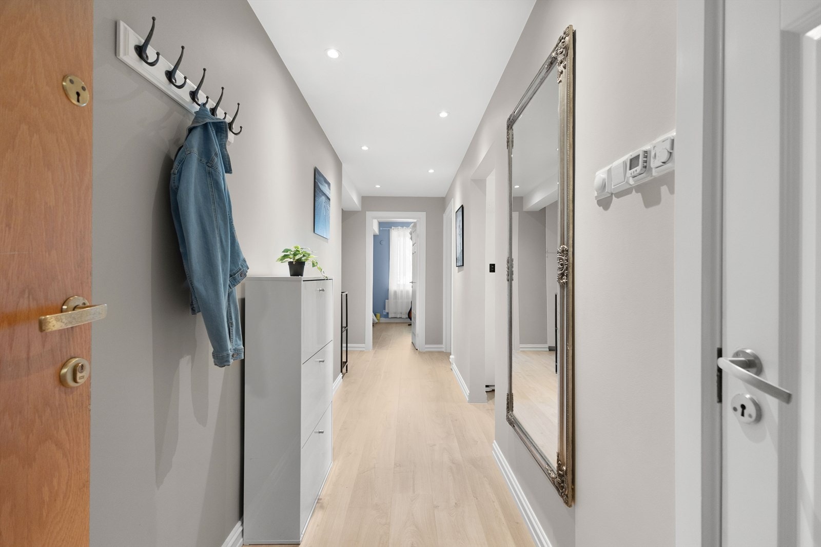 Innbydende entré gir et godt førsteinntrykk til leiligheten Galleribilde