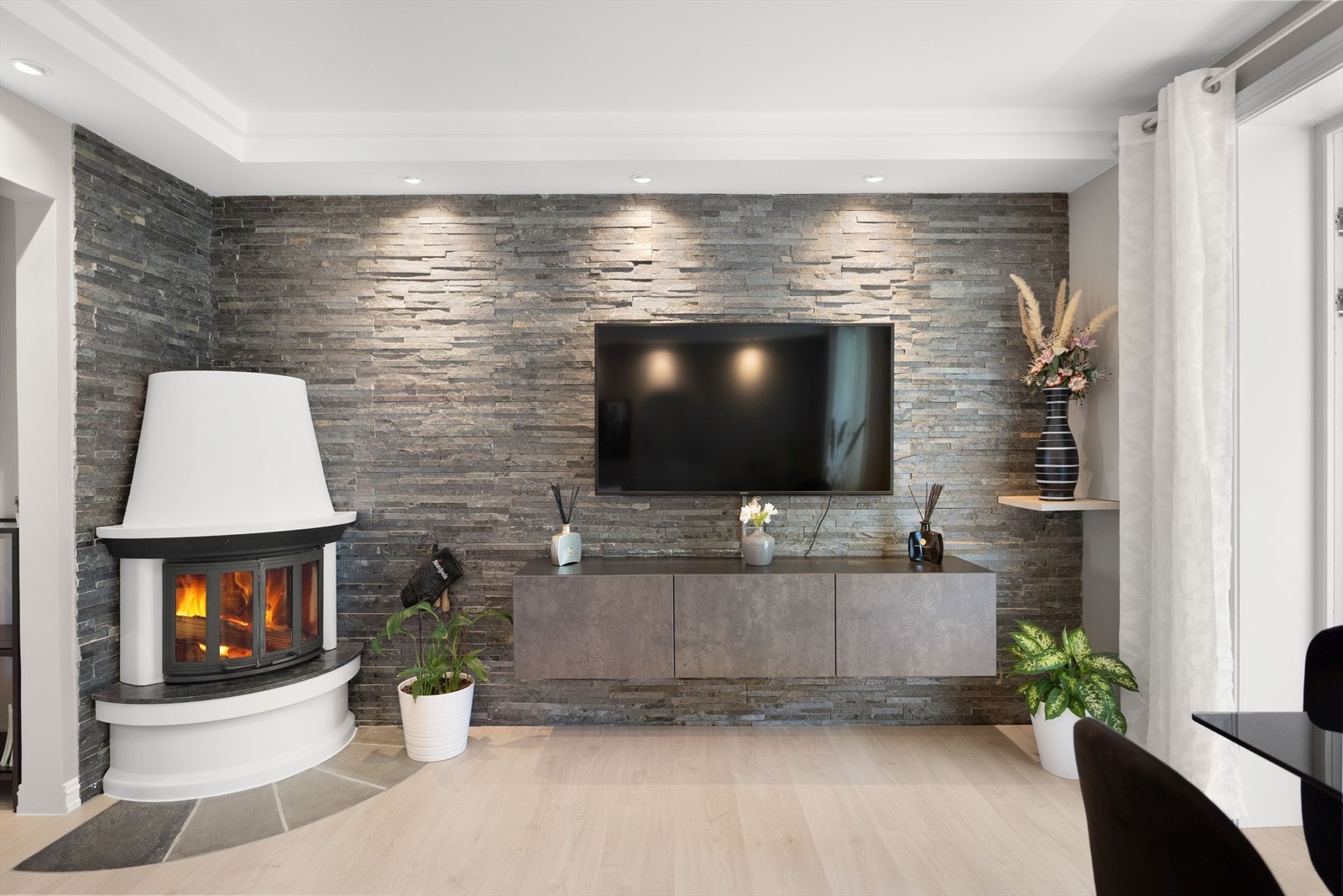 Stuen har en koselig peis som gir ekstra varme på de kaldere dagene Galleribilde