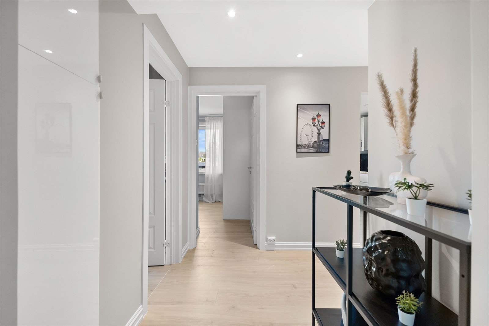 I tillegg til gode oppbevaringsmuligheter i leiligheten, får man ekstra lagringsplass i kjeller- og loftsbod Galleribilde