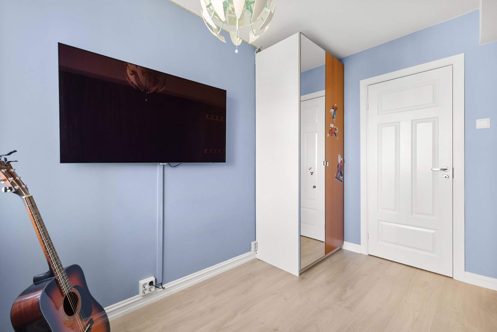 Her er det plass til dobbeltseng, nattbord og garderobeskap Galleribilde