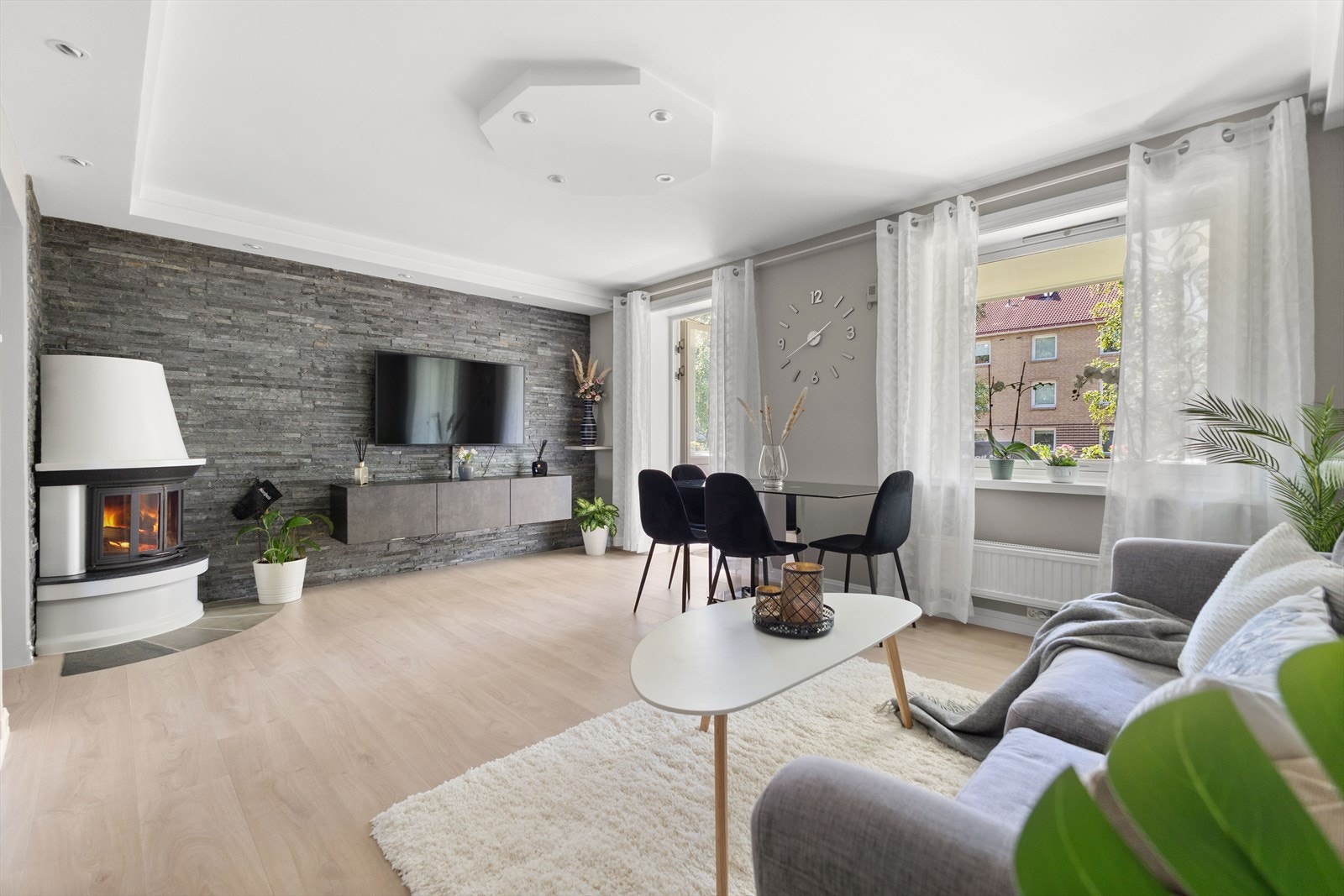 Stor stue med plass til sofa, spisebord, multimedia og øvrig møblement Galleribilde