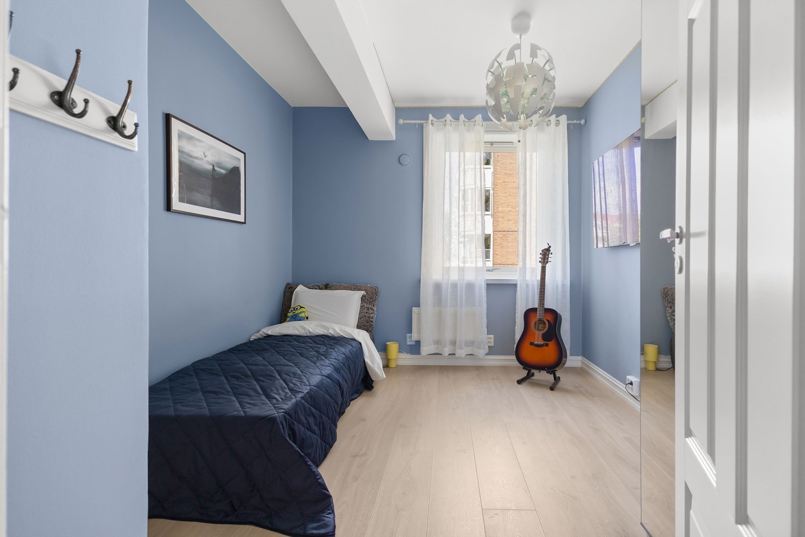 Det andre soverommet passer utmerket som barnerom, gjesterom eller hjemmekontor Galleribilde