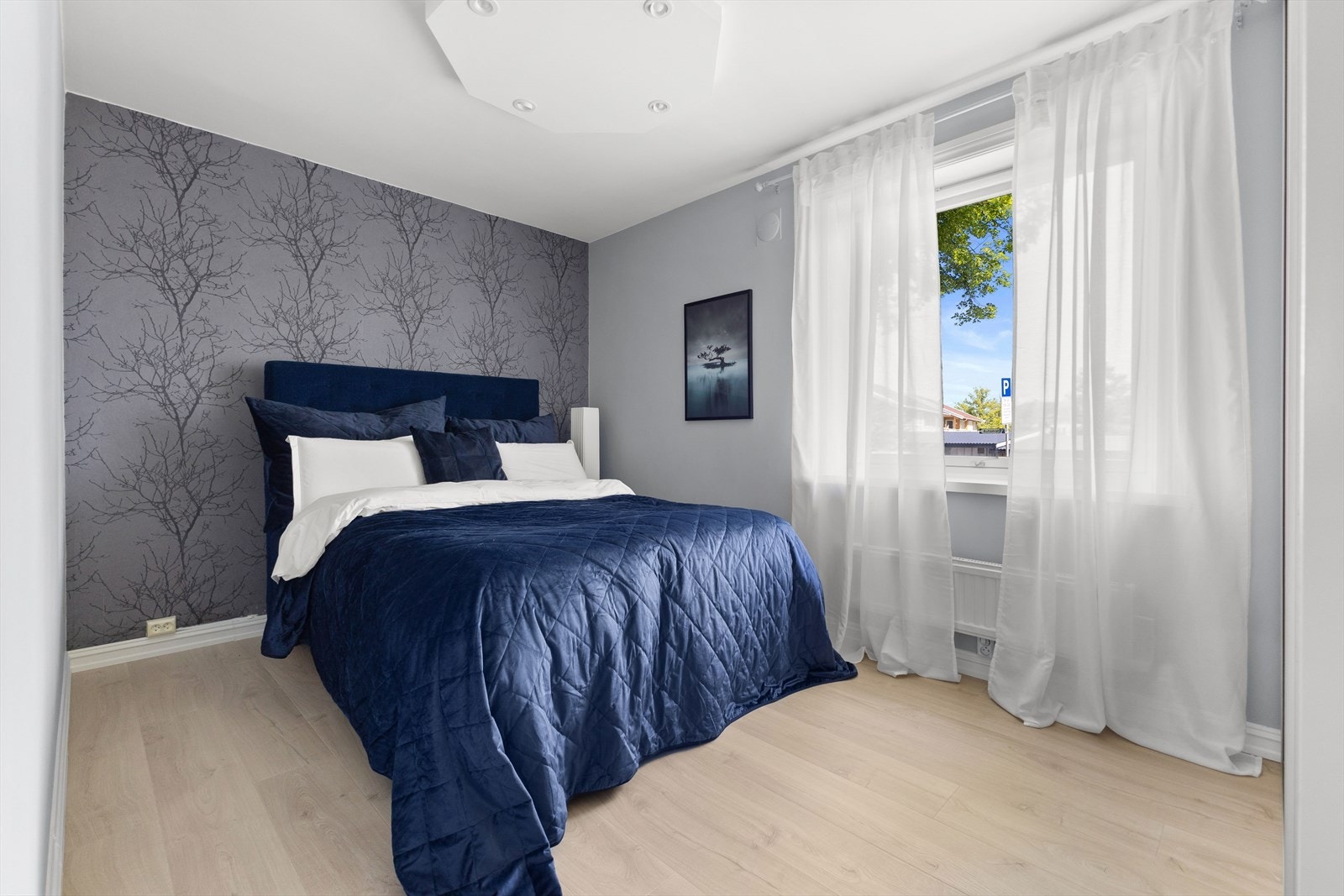 Romslig hovedsoverom med store vindusflater som slipper inn rikelig med naturlig lys Galleribilde