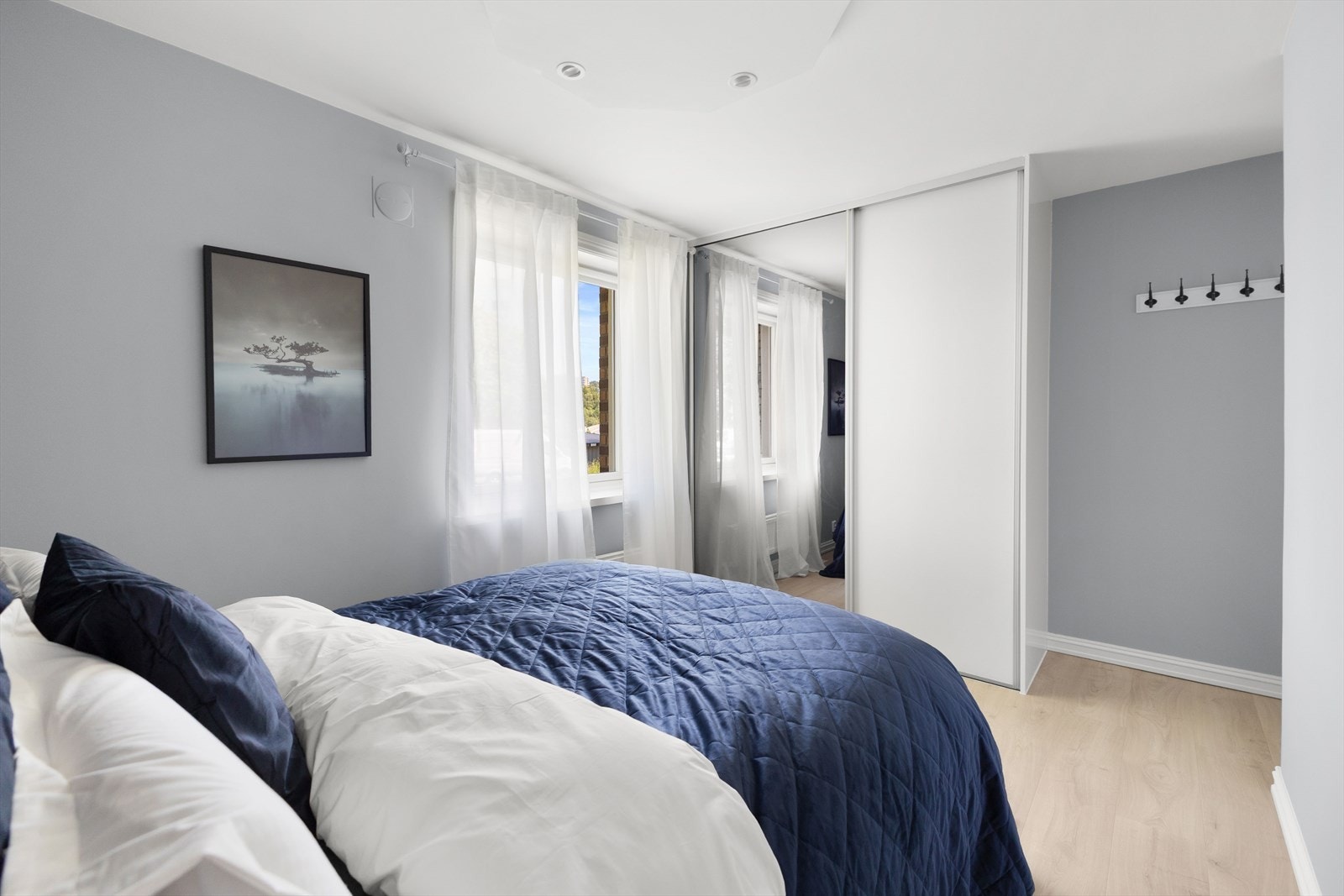 Her er det plass til dobbeltseng, nattbord på hver side og garderobeskap Galleribilde