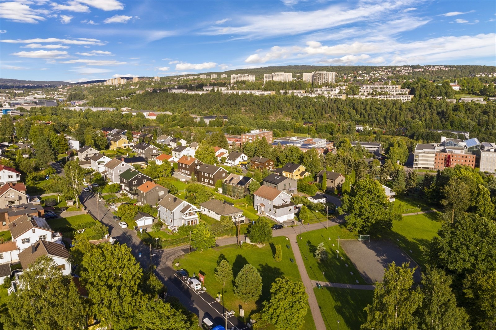 Kort vei til marka med flotte turområder. For fritidsaktiviteter har du Brynbanen ved Bryn skole som det nærmeste, samt Valle Hovin med fotballbane, skøytebane, treningssenter og idrettshall. Galleribilde