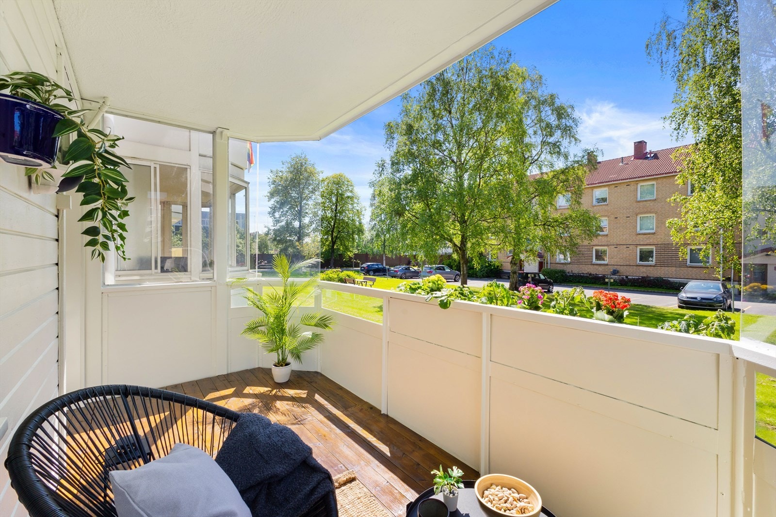 Balkongen er delvis innglasset med tak som gjør at du kan sitte ute tross litt ruskevær Galleribilde