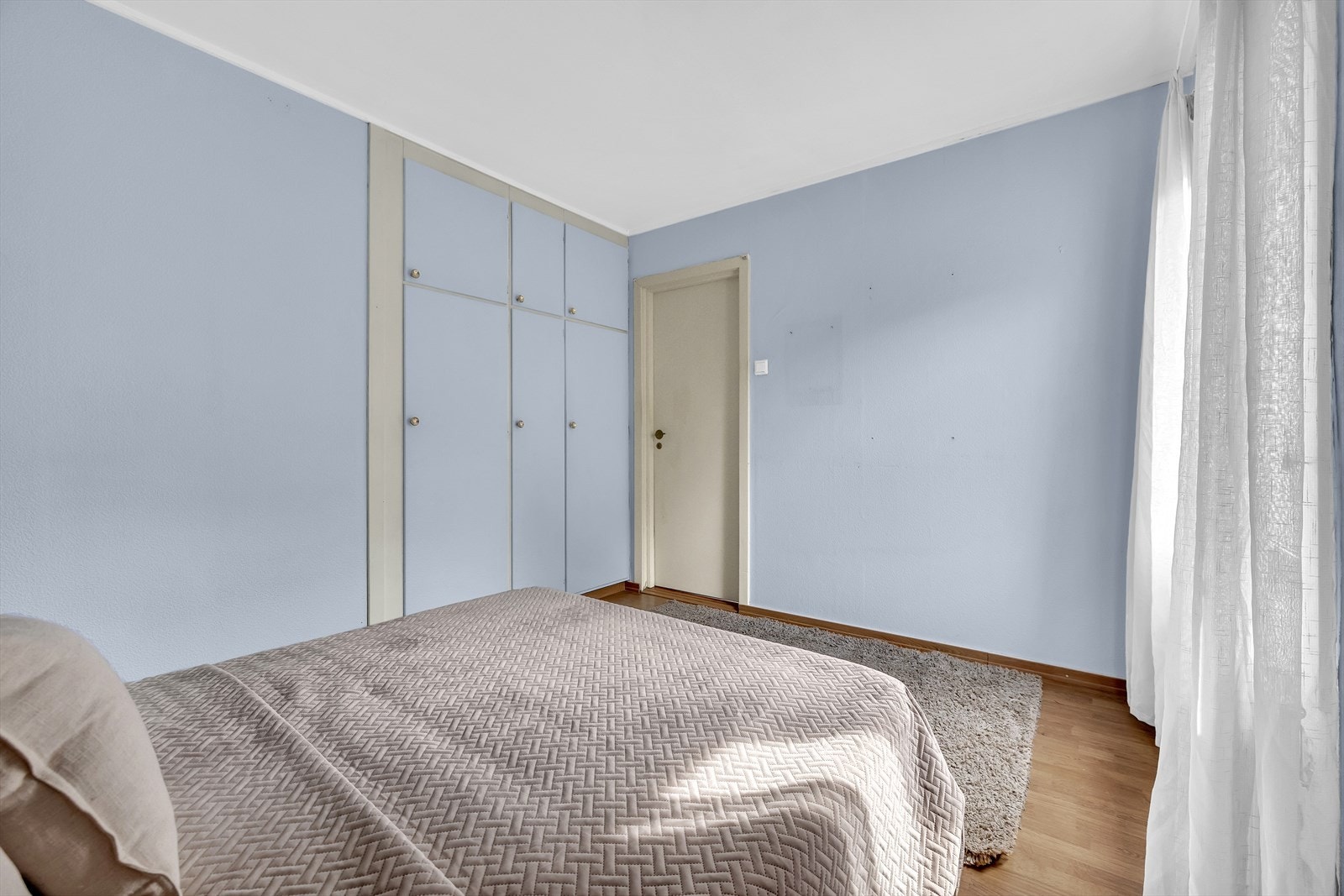 På hovedsoverommet er det plass til dobbeltseng, og rommet har plassbygde garderobeskap holdt i samme farge som veggene. Galleribilde