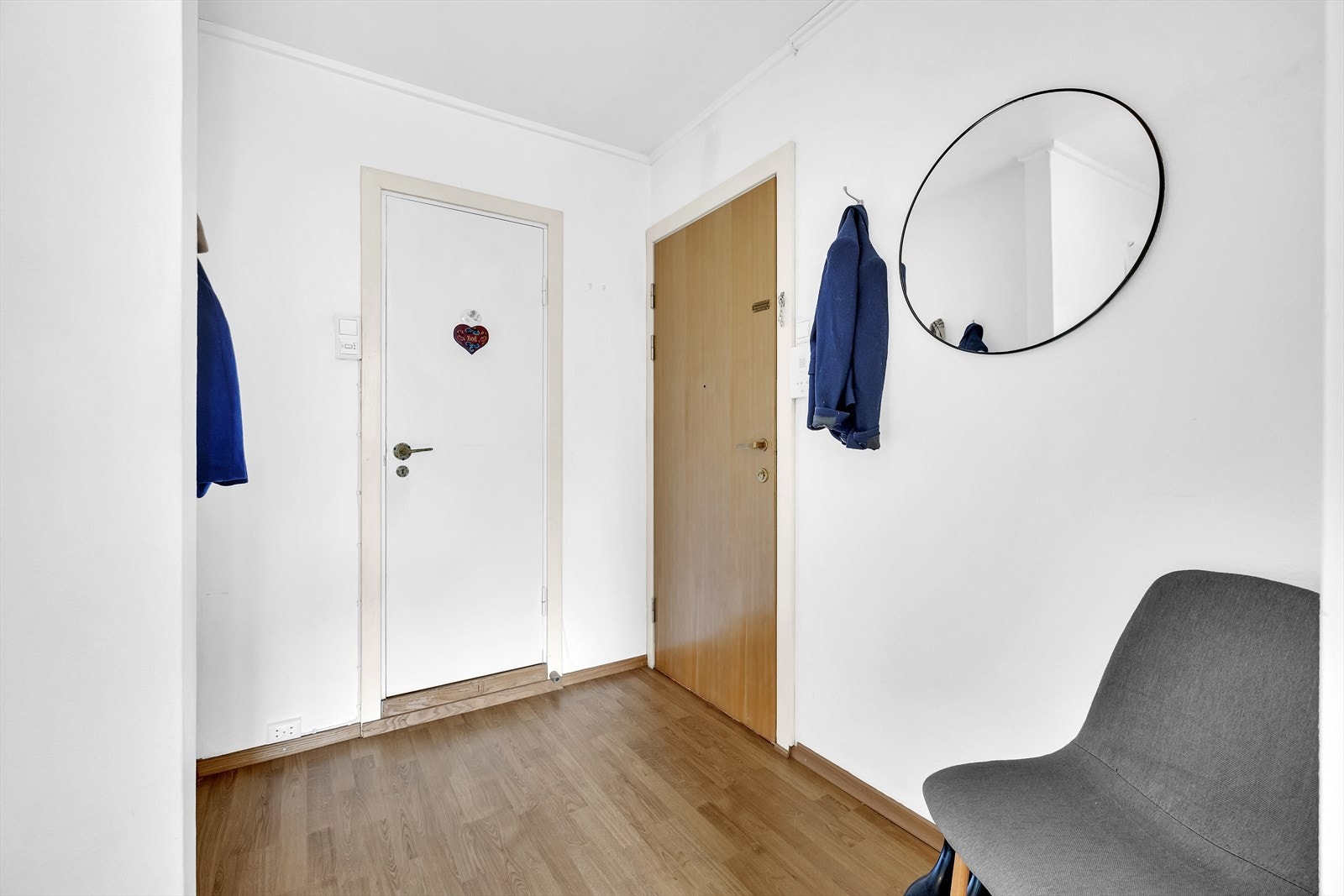 Leiligheten ligger i 1. etasje, med enkel adkomst via en felles oppgang. Vel inne har entreen laminatgulv, hvitmalte vegger og en nisje med klesoppheng. Galleribilde