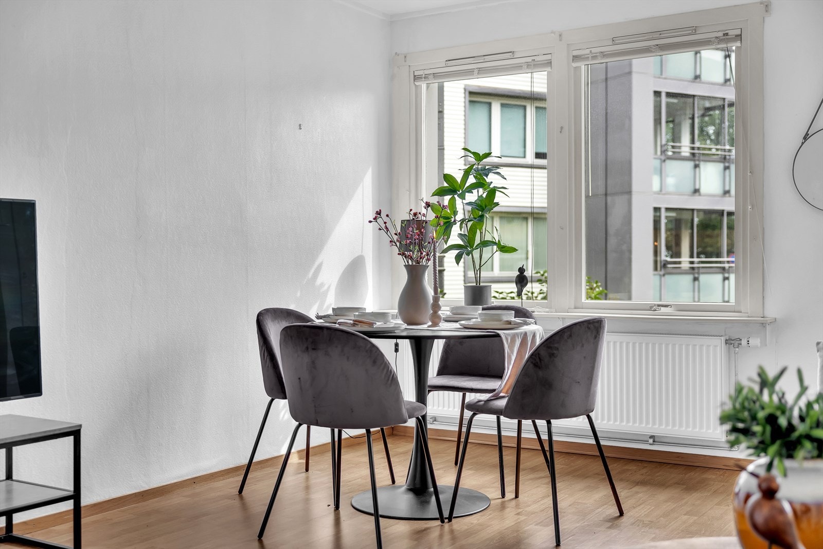 Plassert på hjørnet får leiligheten lys fra tre sider. Galleribilde