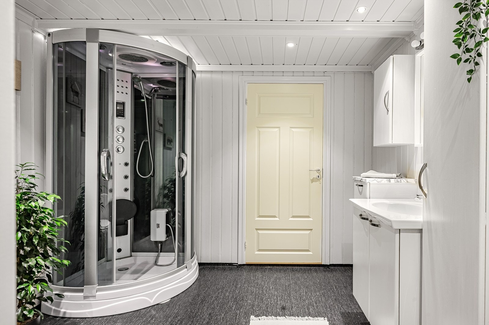 Badet ligger mellom soverommet i første etasje og kjøkkenet, og har adkomst fra begge sider. Galleribilde