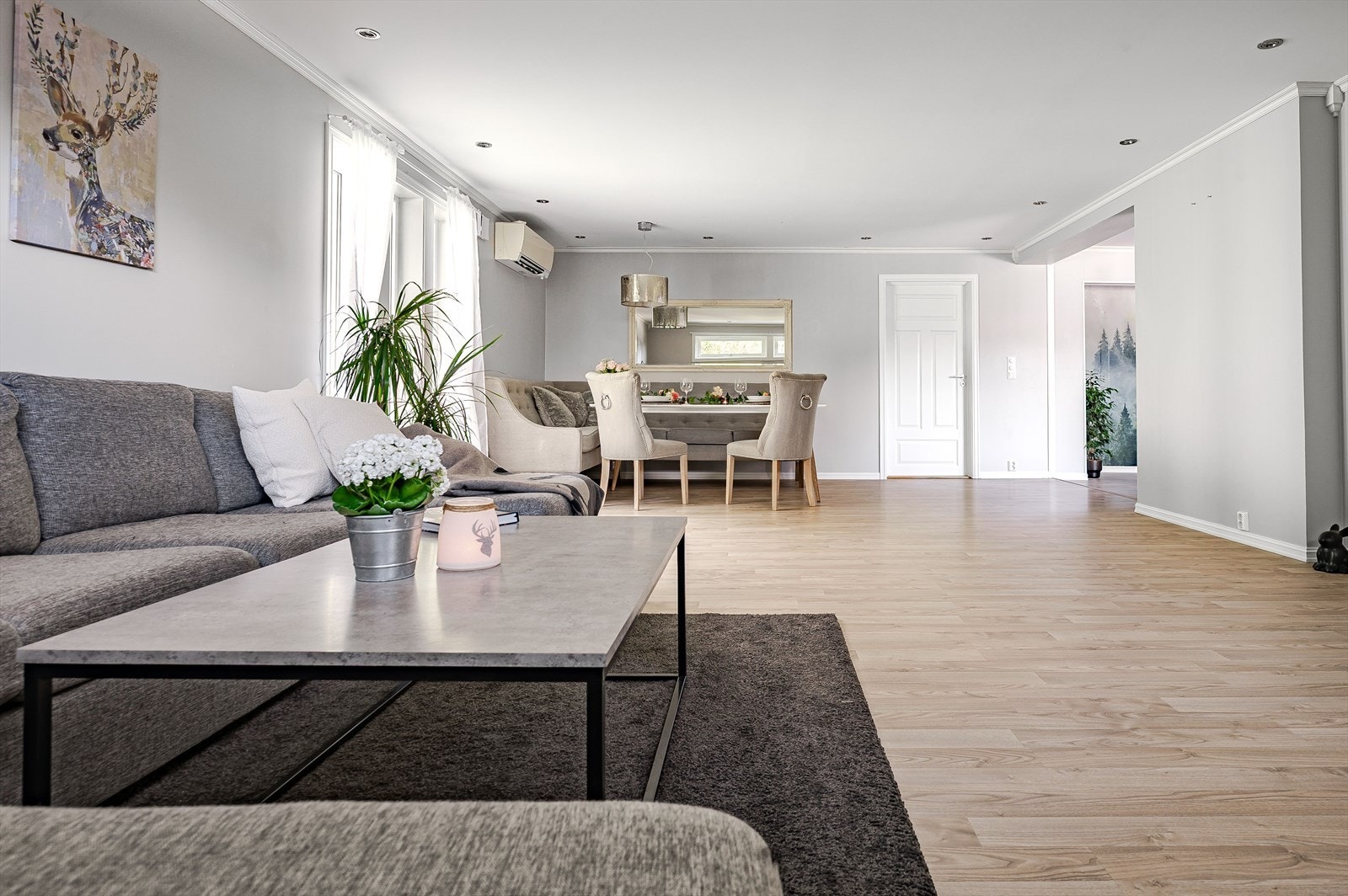 Fra denne delen av stuen er det en dør inn til en mellomgang, som har et romslig soverom på den ene siden og badet på den andre siden. Stuen er utstyrt med en luft-luft varmnepumpe som sammen med peisovnen bidrar til en jevn temperatur året rundt. Galleribilde