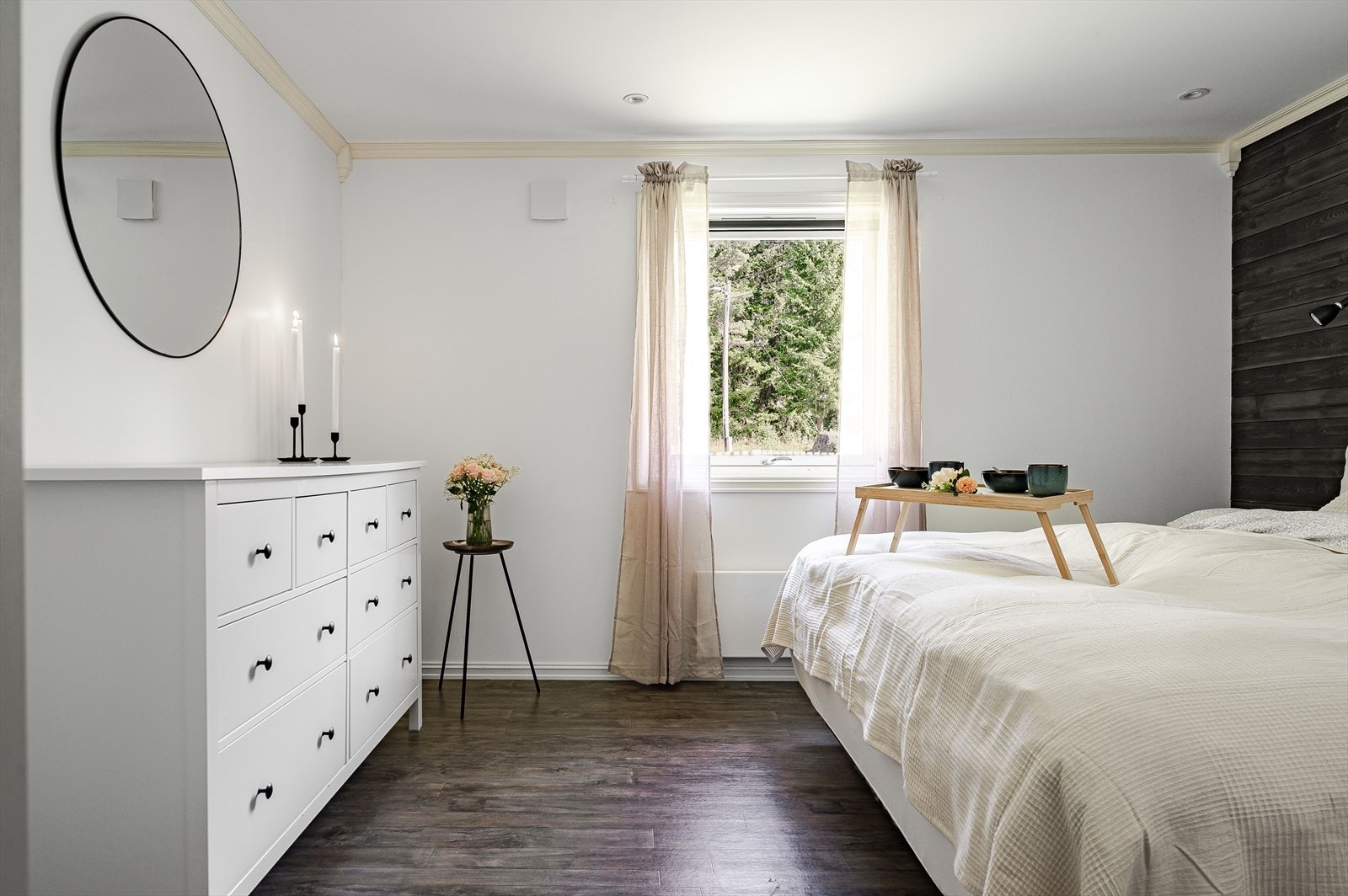 Soverommet i første etasje er av god størrelse og ligger vendt mot nord, som er praktisk med tanke på direkte sollys. Galleribilde