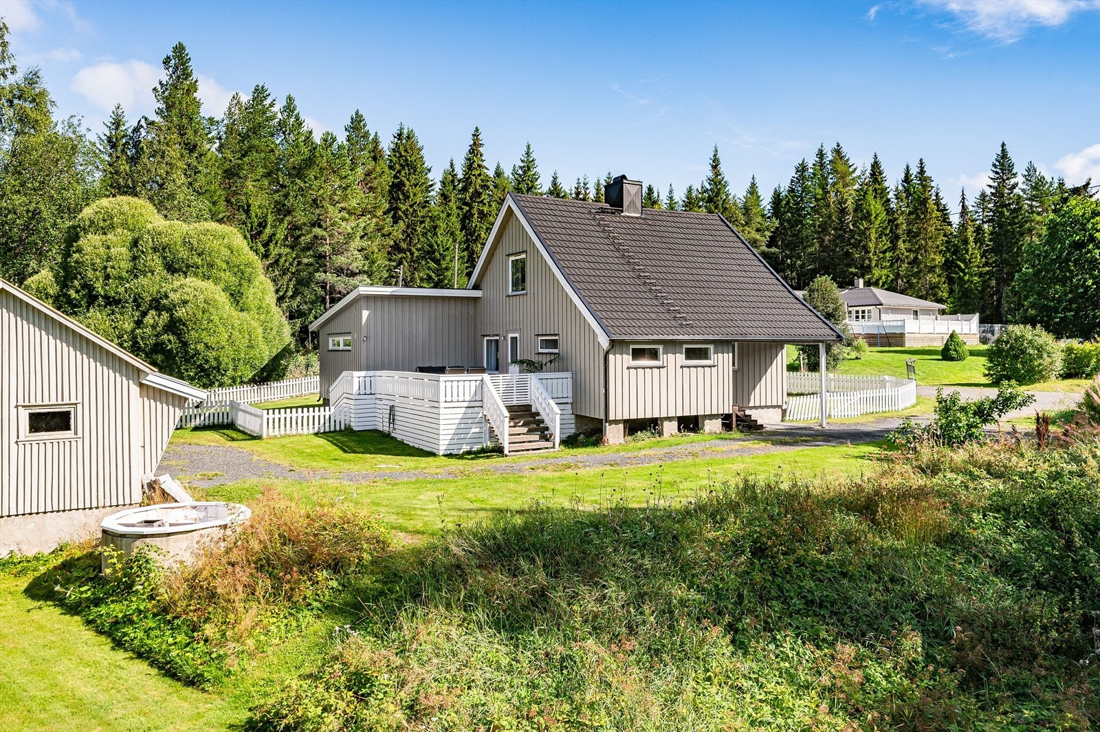 På eiendommen står det i tillegg til boligen oppført et uthus bestående av en mindre garasje og flere bodrom. I bakkant av uthuset er det en carport og en stor hundegård. Galleribilde