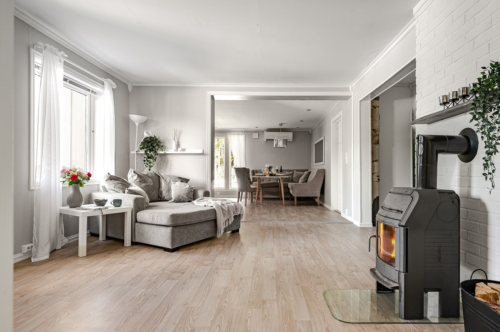 Fra entréen er det åpen adkomst inn til første del av stuen, som har en Jøtul peisovn med glassdør. Galleribilde