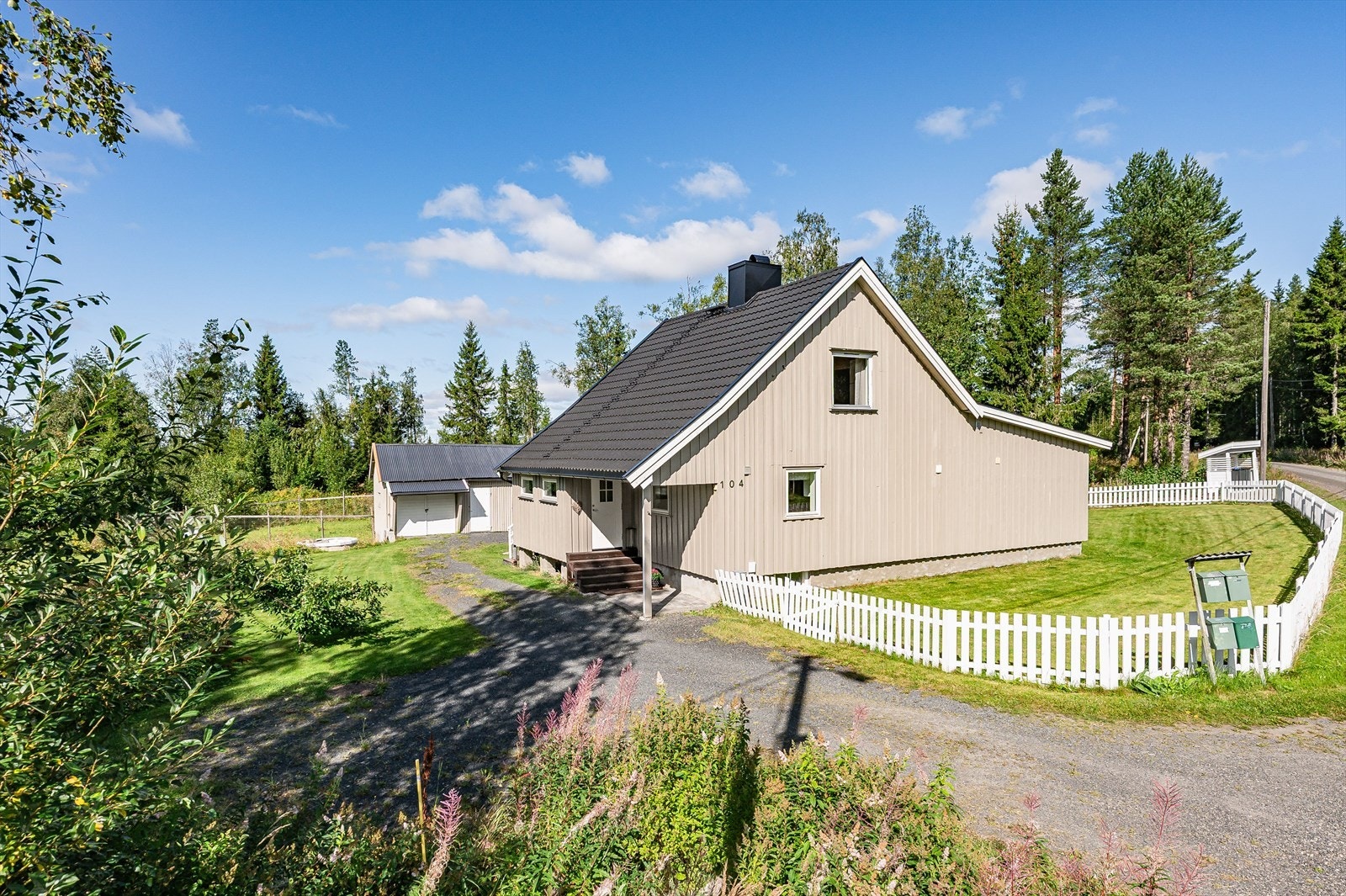 Eiendommen er bebygd med en enebolig og et uthus, og har en flott hage. Med rikelig med plenareal og mange kvadratmeter tomt, er det godt med boltreplass for store og små. Galleribilde