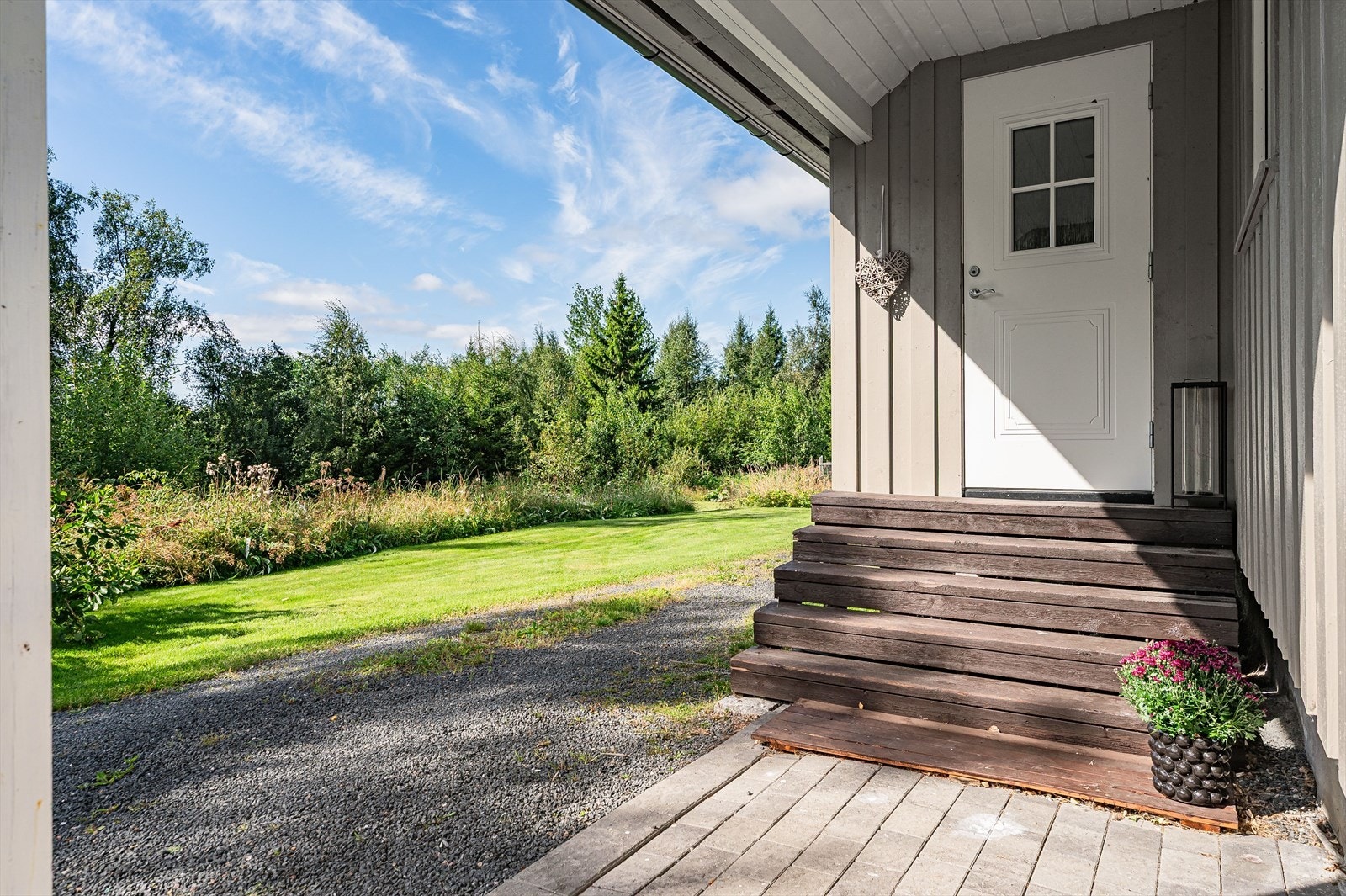Du ønskes velkommen hjem til et overbygd inngangsparti vendt mot sør, som skjermer for nedbør. Galleribilde