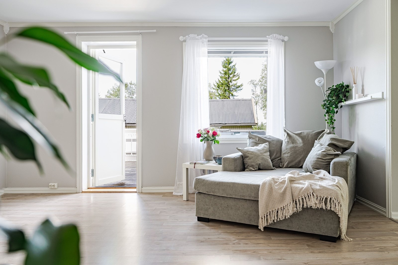 Fra denne delen av stuen er det utgang til den romslige og solvendte terrassen. Galleribilde