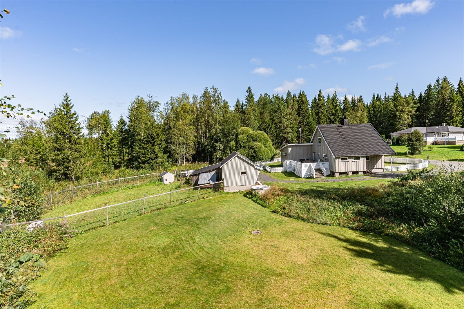 Er du på jakt etter en romslig, innholdsrik og landlig eiendom med kort vei til butikk, barnehage og skogens ro så kan dette være eiendommen du leter etter. Galleribilde
