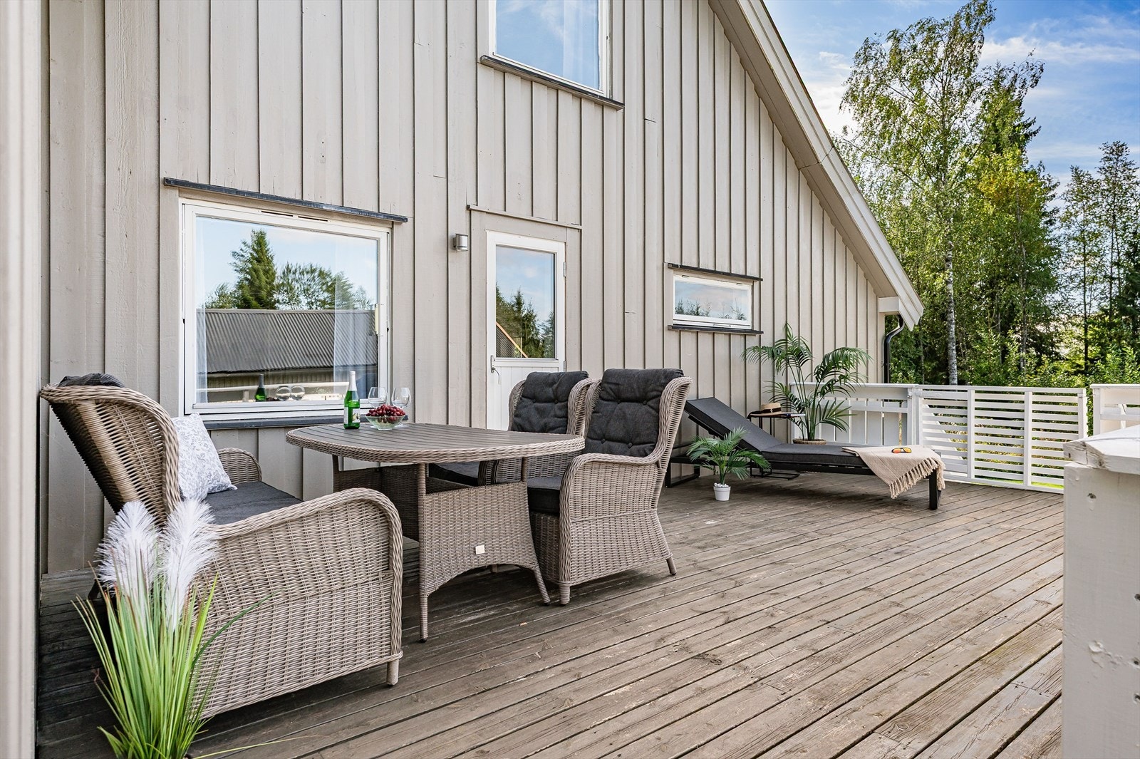 Terrassen er godt skjermet mot nord, og vegetasjonen sør på tomten sørger for lite innsyn. Galleribilde