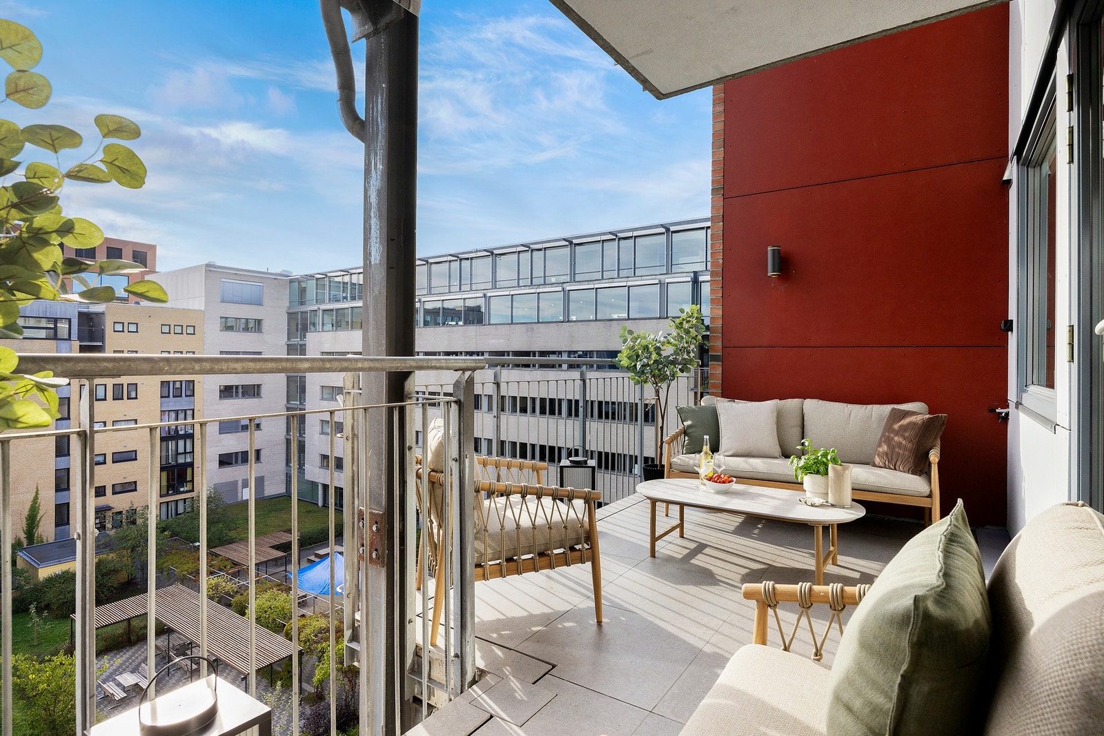 Balkongen er på ca. 12 kvm, der deler av den er overbygd. Galleribilde