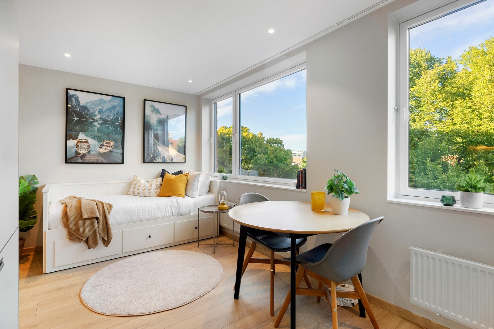 Hybelen har også plass til spisegruppe. Galleribilde