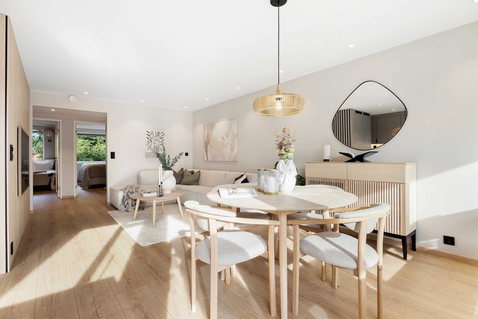 Stuen er romslig med god plass til spisebord. Galleribilde