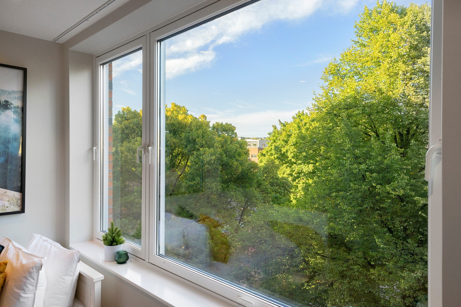 Leiligheten ligger i 6. etg og har god og luftig utsikt mot grøntarealer. Galleribilde