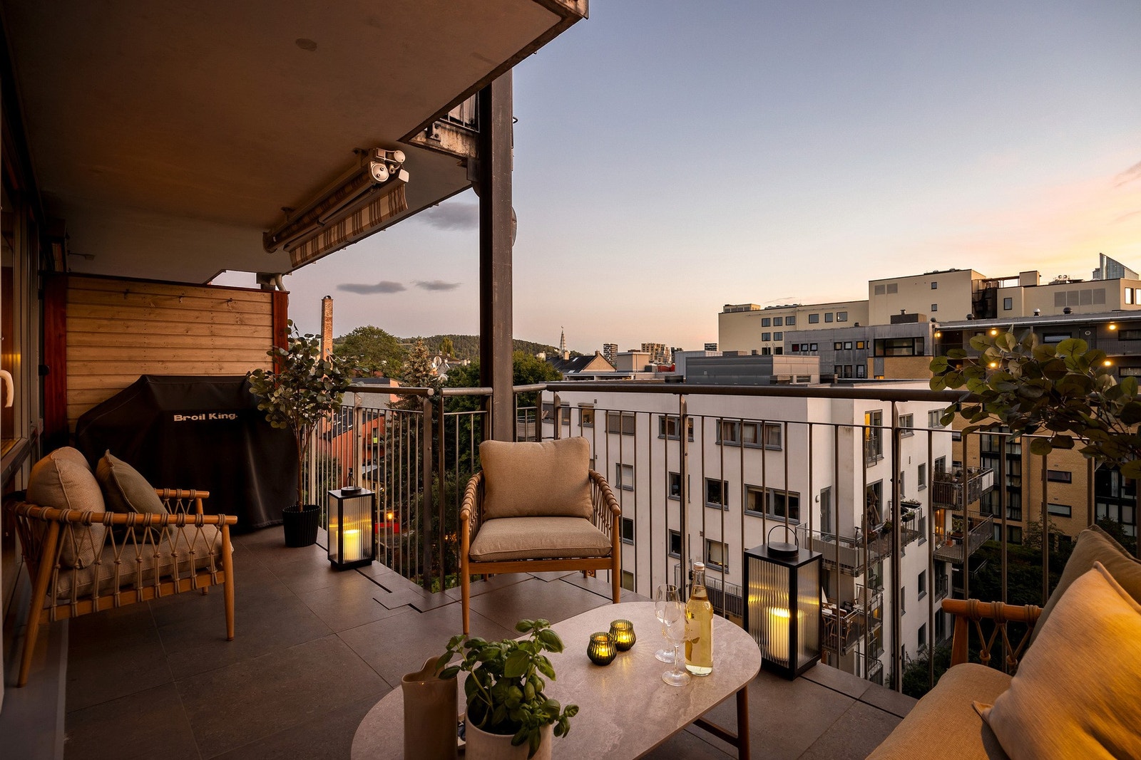 Balkongen er solrik med sol store deler av dagen. Galleribilde