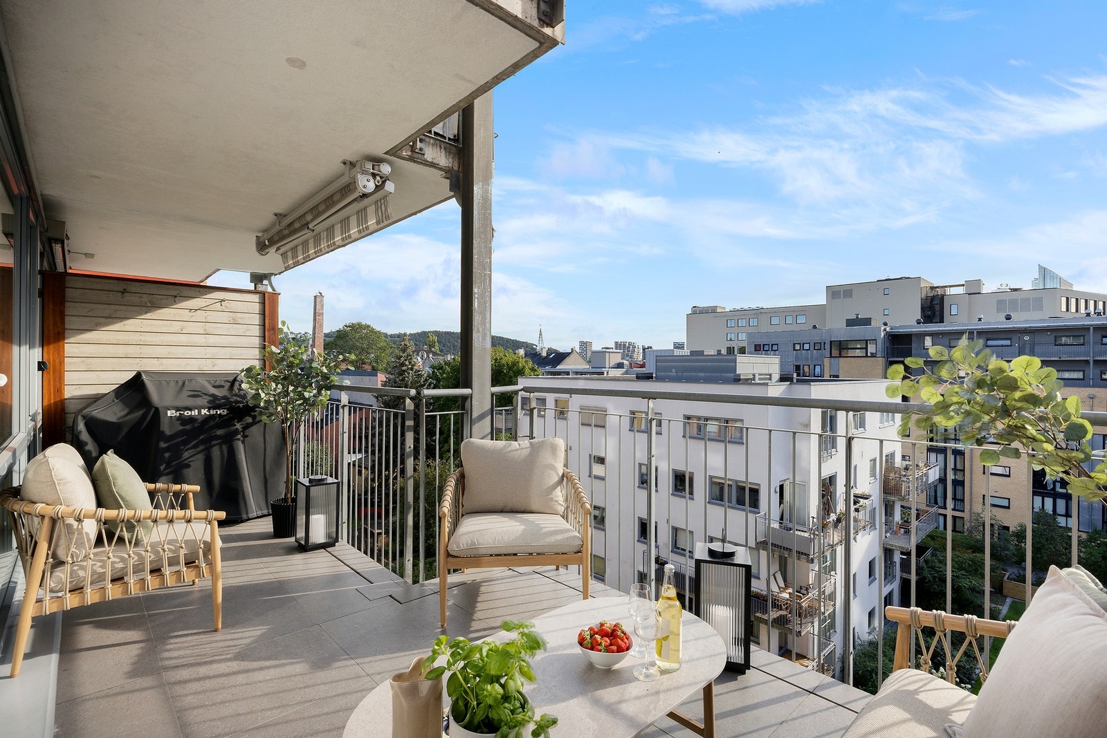 Fra stuen/spisestuen har du direkte utgang til en sydvestvendt balkong med gode solforhold. Galleribilde