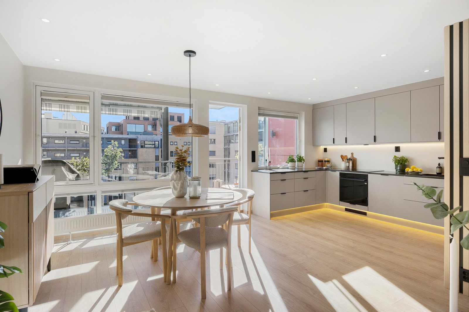 Stuen har store vindusflater som slipper inn rikelig med dagslys. Galleribilde