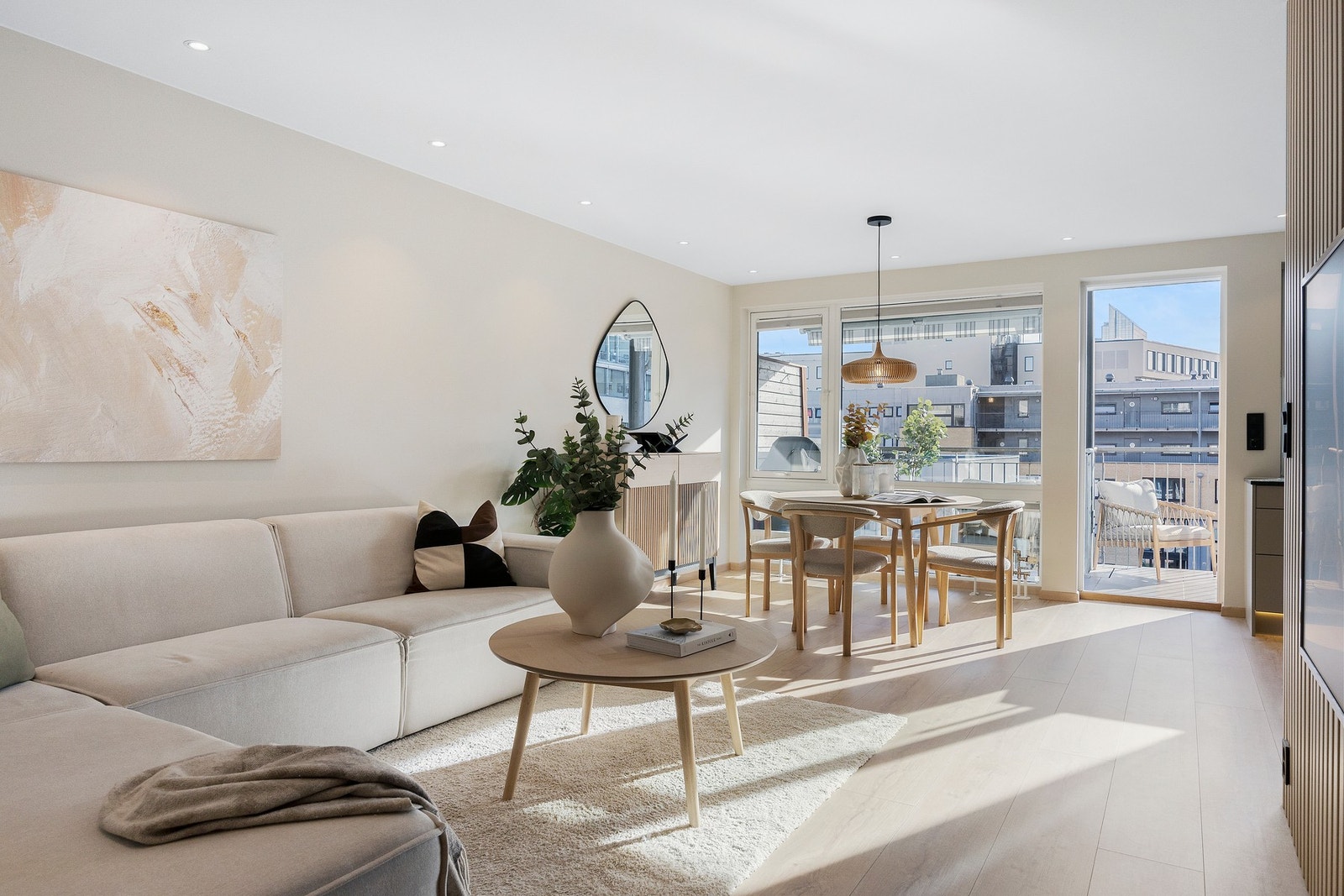 Leiligheten er totaloppusset innvendig og fremstår svært innbydende. Galleribilde