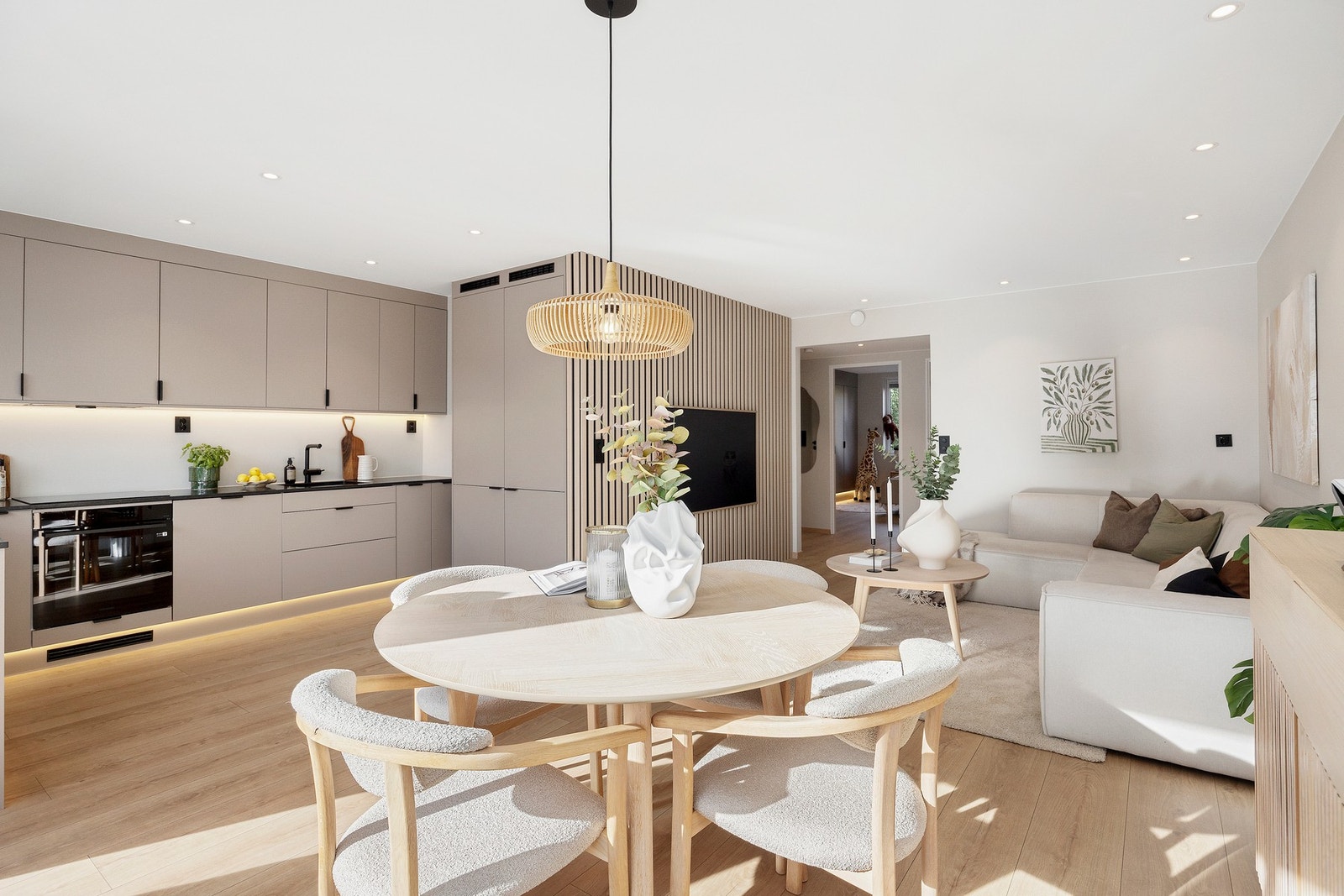 Stuen har gode innredningsmuligheter med både sofa, spisebord og tilhørende møblement. Galleribilde