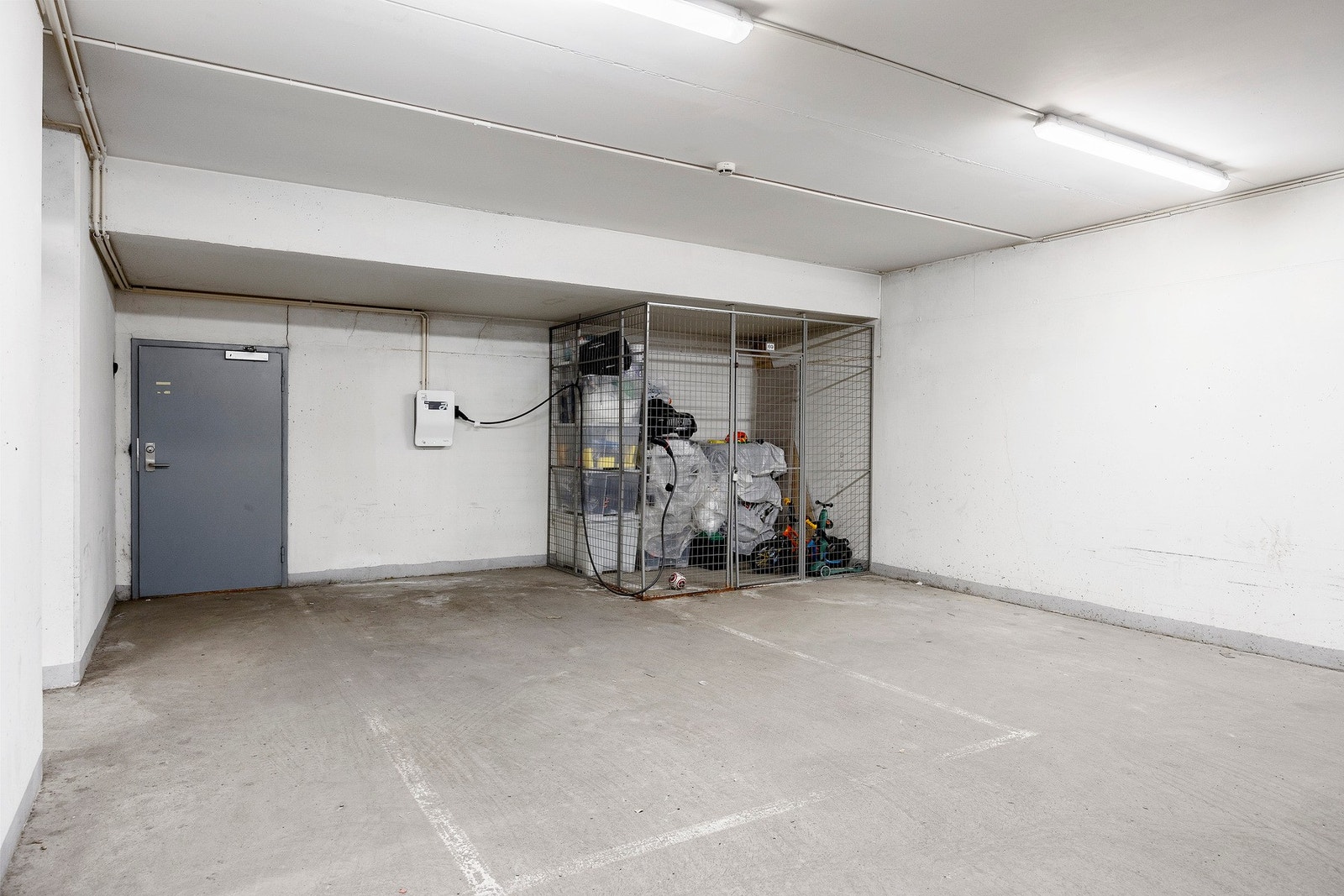 En av de beste parkeringsplassene med lader i parkeringskjelleren medfølger. Bod på ca. 4,3m2 medfølger. Galleribilde