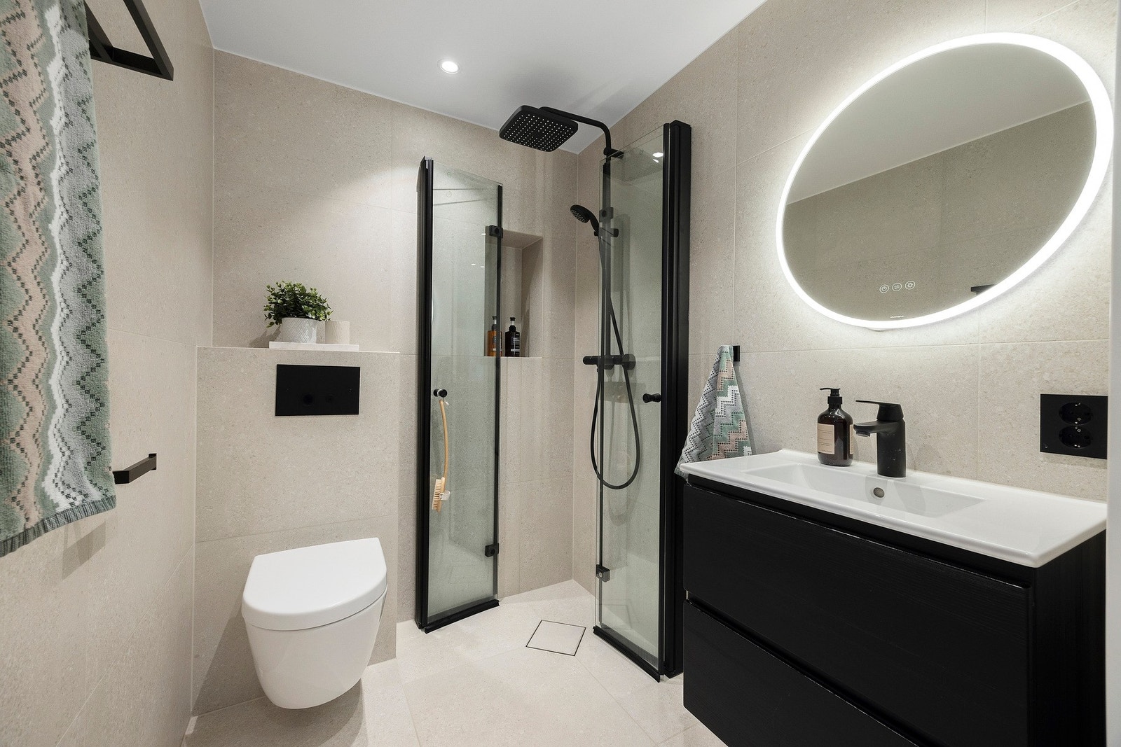 Pent flislagt bad med varmekabler fra 2022 i hybeldelen. Galleribilde