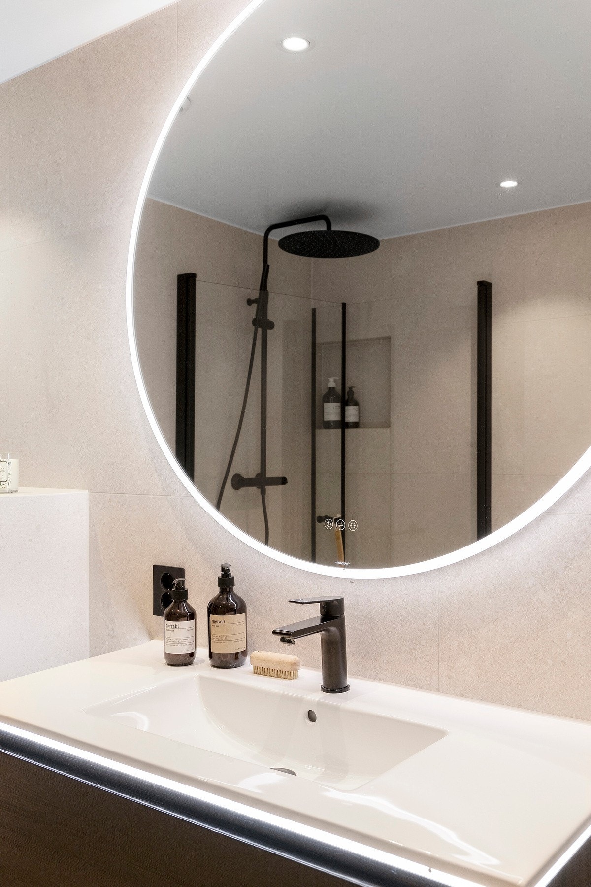 Baderomsinnredning av stilrent design. Galleribilde