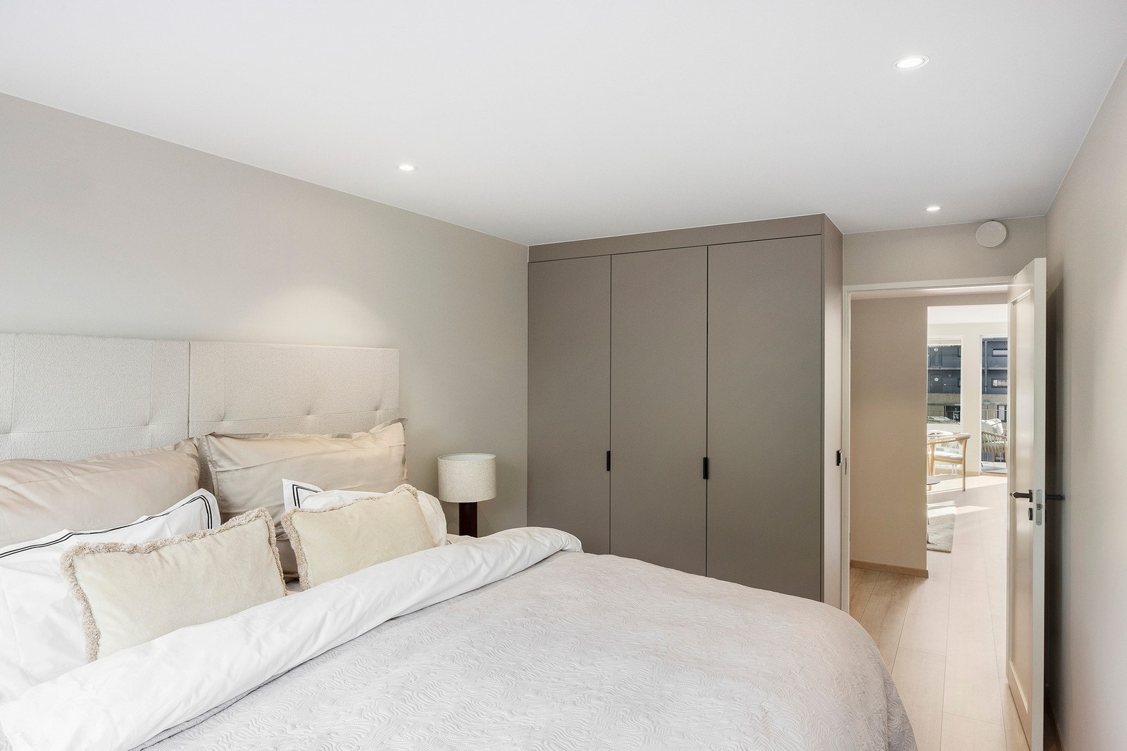 Hovedsoverommet er romslig og har plass til både dobbeltseng og et stort garderobeskap Galleribilde