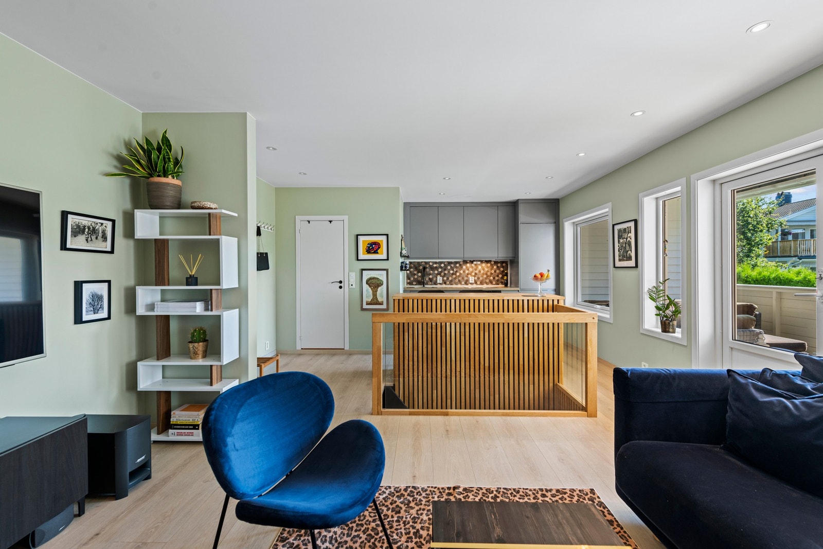 Det hele oppleves som lyst og lett, med store vindusflater og en glassdør ut til den store terrassen. Galleribilde